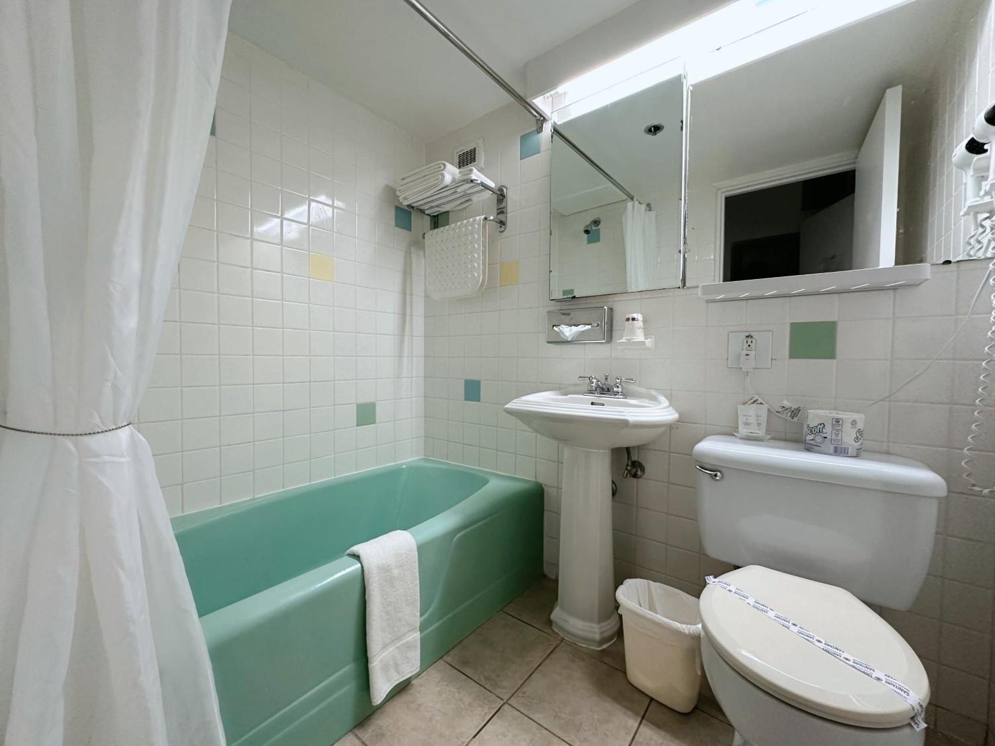 Hotel La Caravelle Baie-Comeau Bagian luar foto