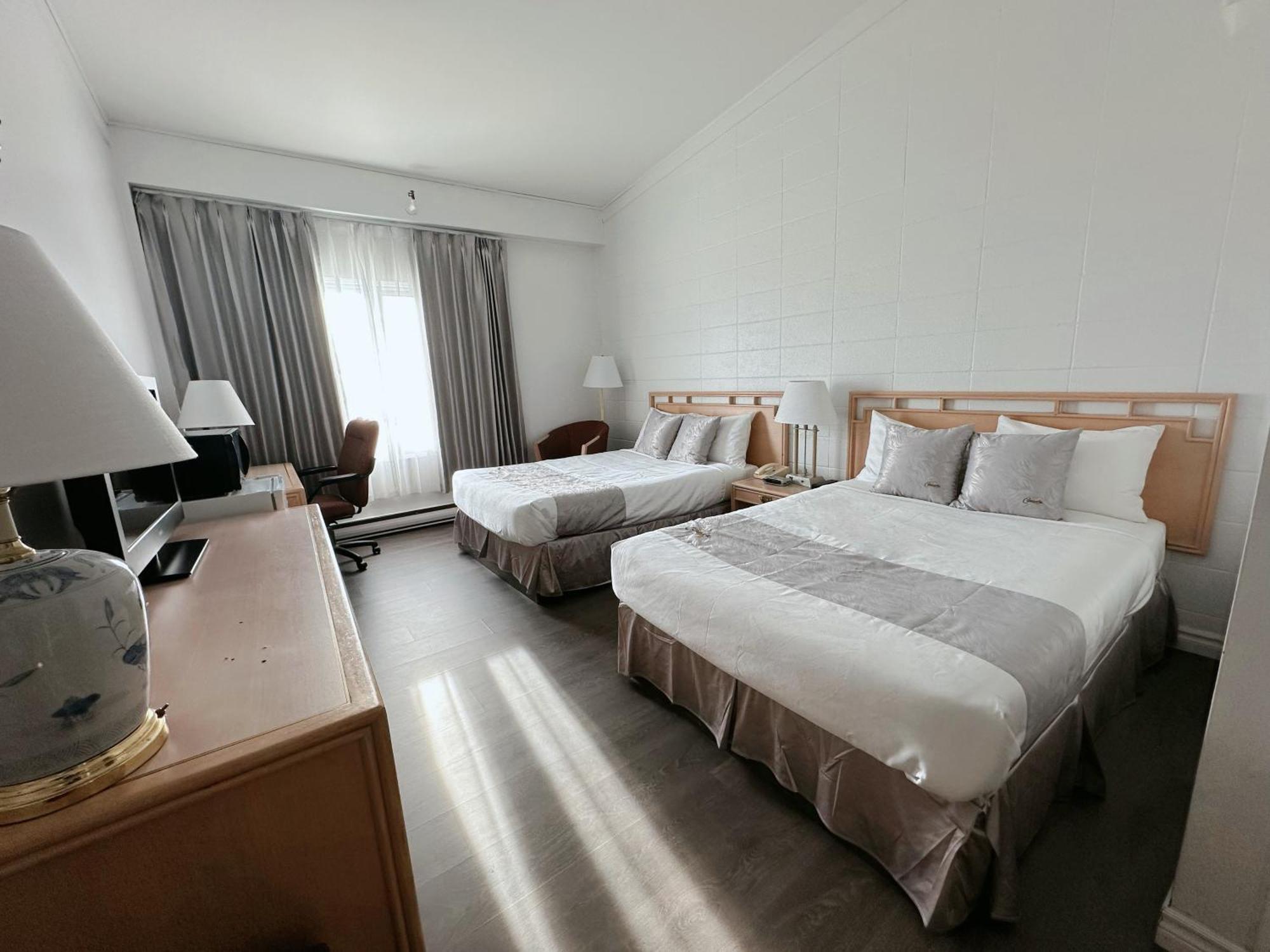Hotel La Caravelle Baie-Comeau Bagian luar foto
