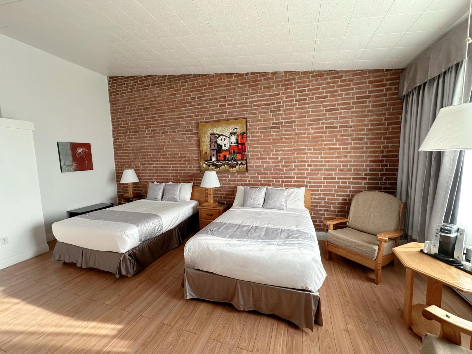 Hotel La Caravelle Baie-Comeau Bagian luar foto