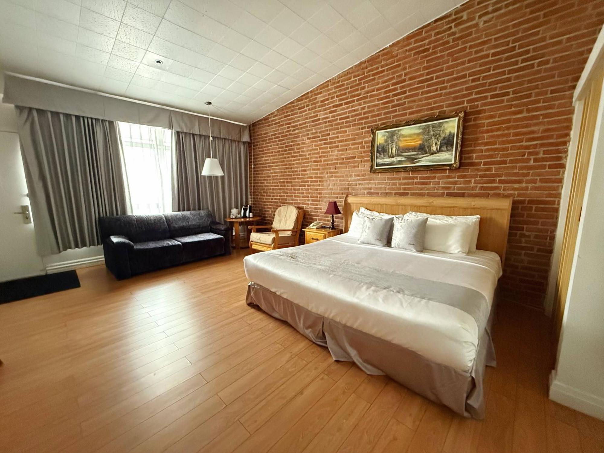Hotel La Caravelle Baie-Comeau Bagian luar foto